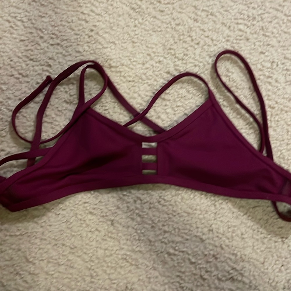 Jolyn Woman's tomcat top by Jolyn size xs color is maroon
